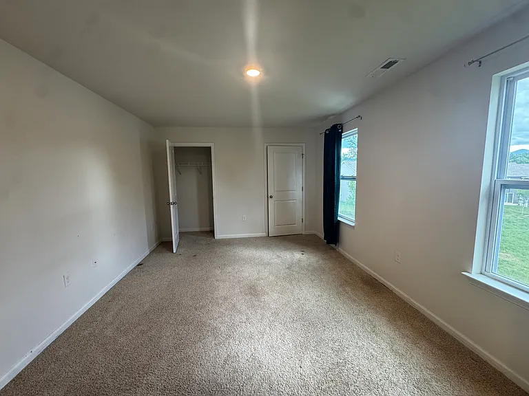 Primary suite for rent with double closet
