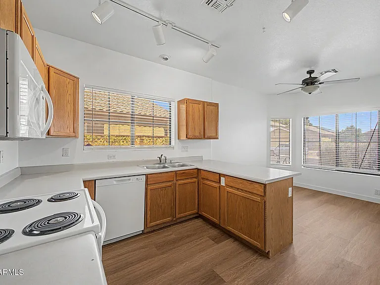 8868 W Laurel Ln — Photo 13