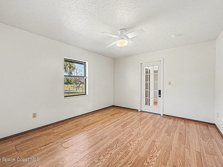 525 N Burnett Rd — Photo 9