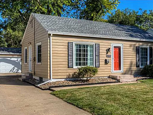 2013 55th St, Des Moines, IA 50310