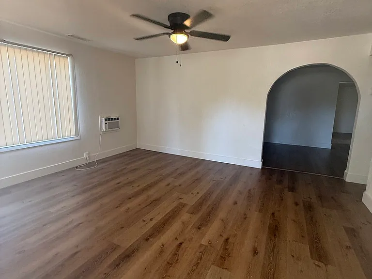 1149 E Pontiac Way — Photo 2