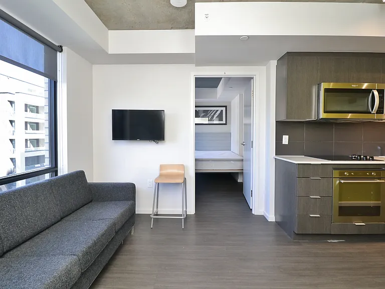 105 Champagne Ave S — Photo 86