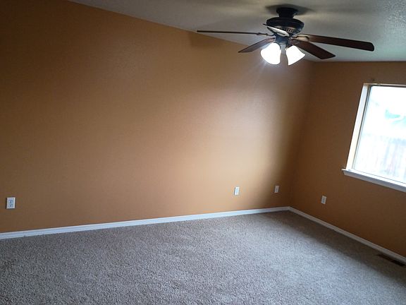 4th image of 682 SE White Pine Way