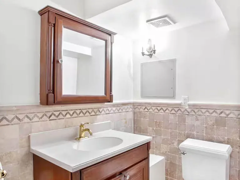 306 E 52nd St #1 — Photo 16