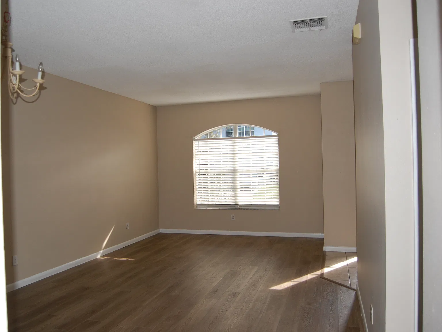 4 bed, 1952 sqft, $2,500 — Photo 2