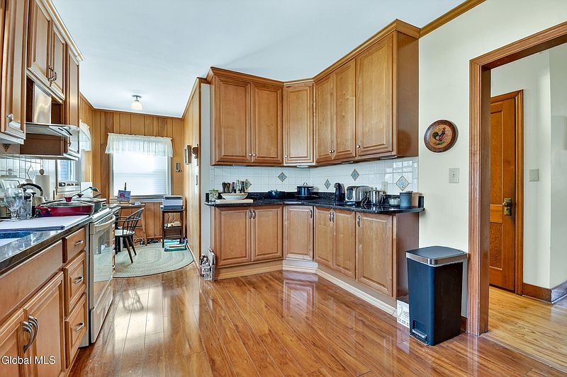 4th image of 59 3rd Avenue
