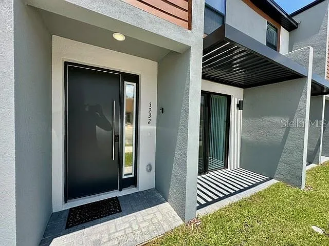 3 bed, 3.0 bath, 1360 sqft, $2,250 — Photo 2