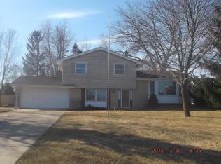 N73W15379 Paseo Ln, Menomonee Falls, WI 53051