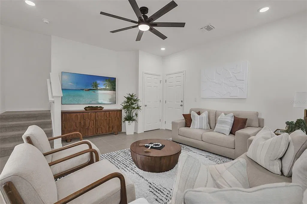 3 bed, 2.5 bath, 1704 sqft, $2,350 — Photo 2
