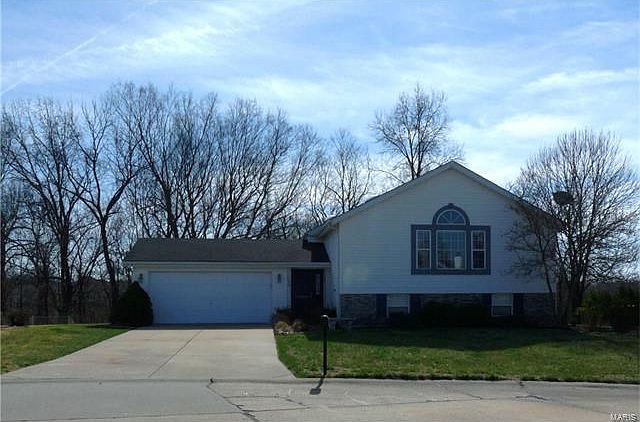 Cul de sac backs woods & common ground.  Low maintenance vinyl exterior.