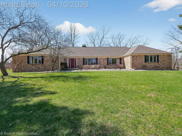 4380 Warwick Circle Dr, Grand Blanc, MI 48439
