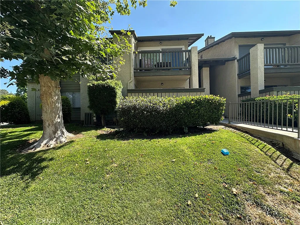 2 bed, 916 sqft, $2,500 — Photo 2