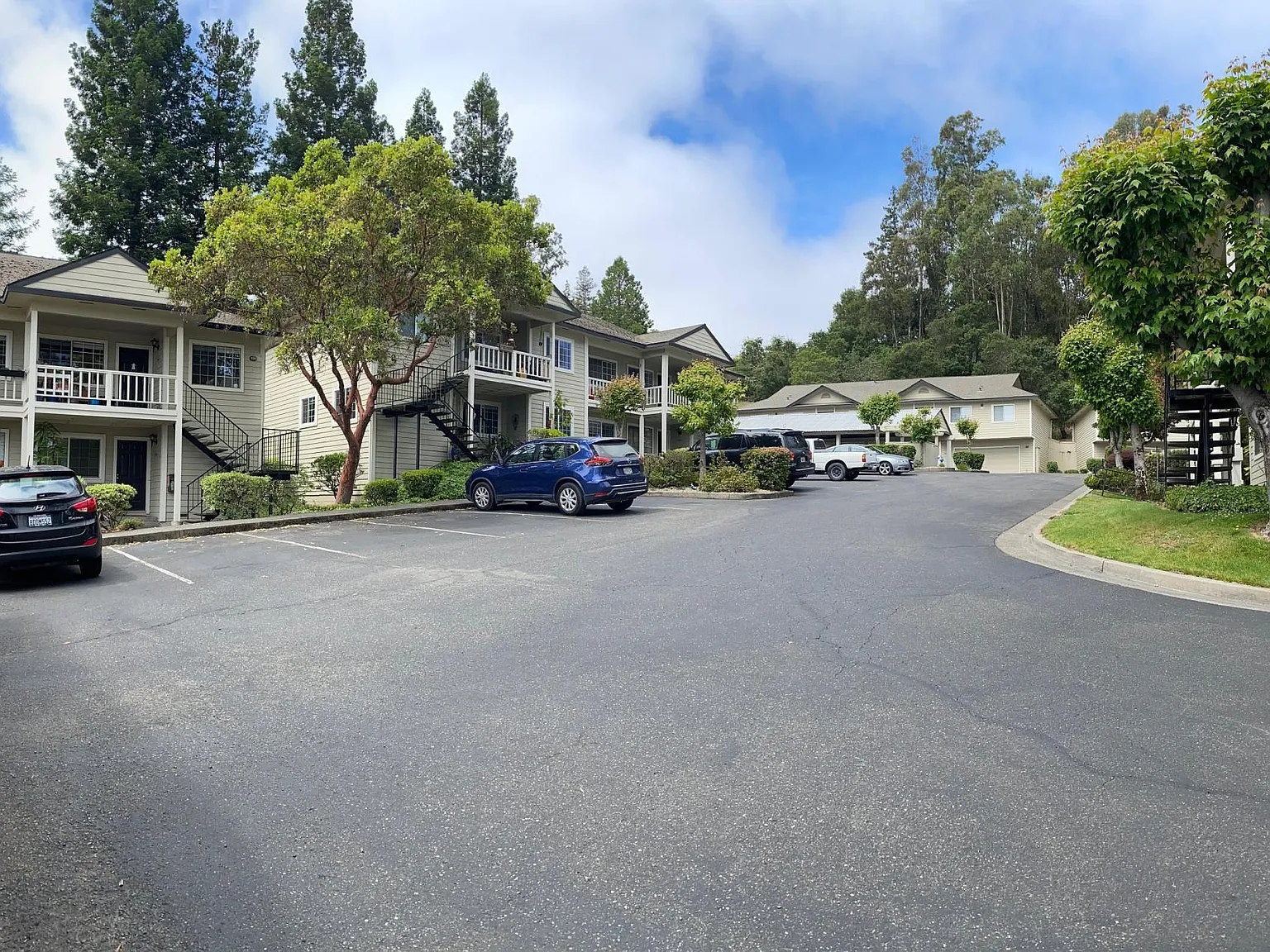 Redwood Grove Apartments — Photo 2