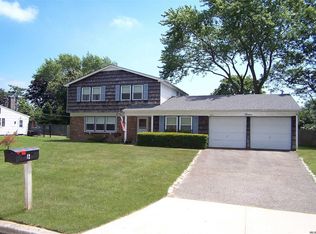 12 Hawkins Path, Coram, NY 11727