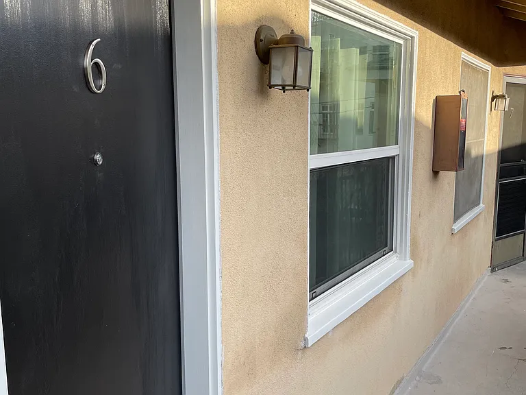 6128 De Longpre Ave #6 — Photo 13