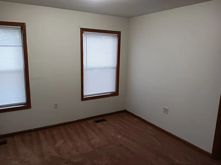 545 W Grand Ave — Photo 9
