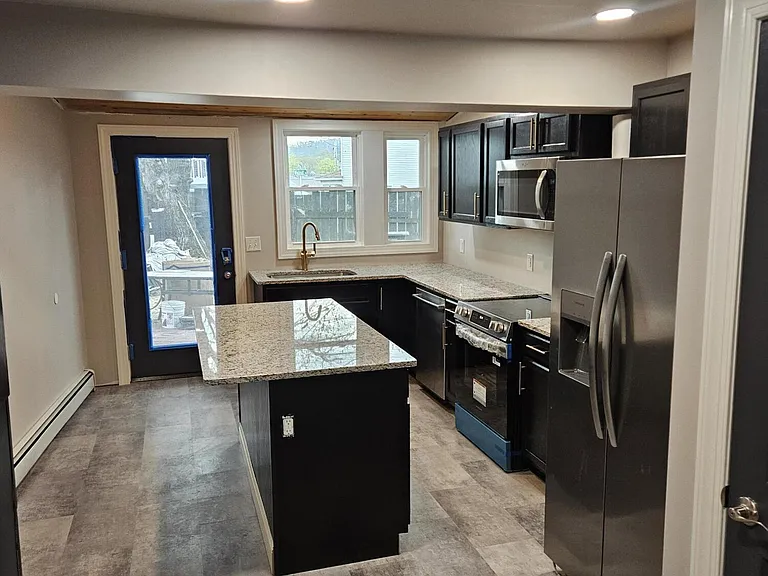 160 Bloom St — Photo 4