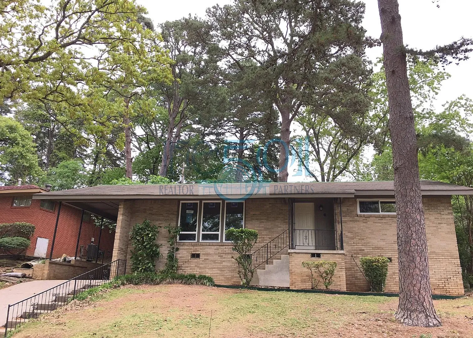 Fantastic Find in the Broadmoor Area! Don't miss out! — Photo 1