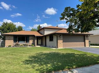 389 Canyon Trl, Carol Stream, IL 60188