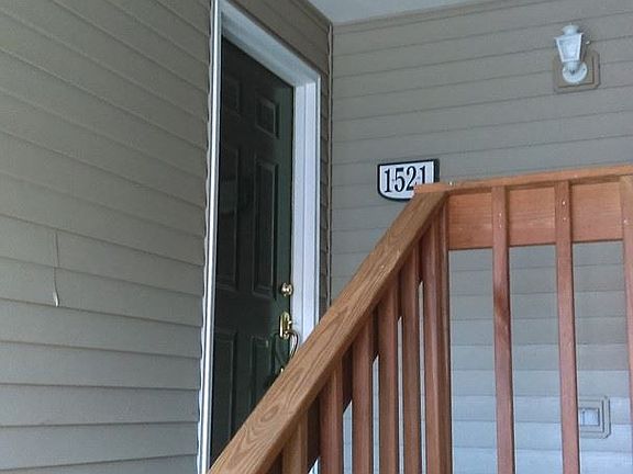 3rd image of 1521 Commons Dr