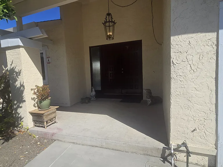 735 Amanda Dr — Photo 2
