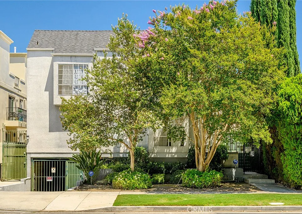 4328 Whitsett Ave