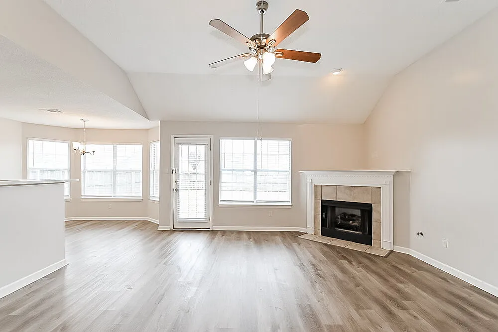 3 bed, 2.0 bath, 1367 sqft, $1,720 — Photo 3