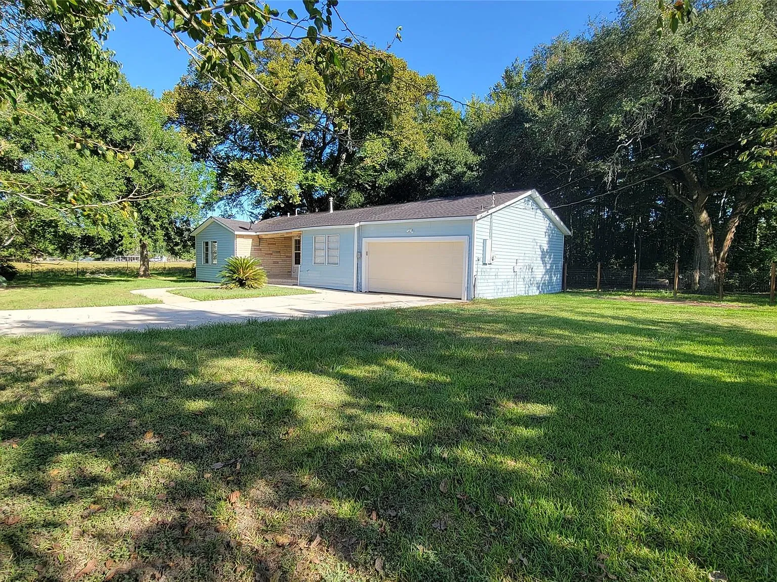 3 bed, 1.0 bath, 1302 sqft, $1,700 — Photo 2
