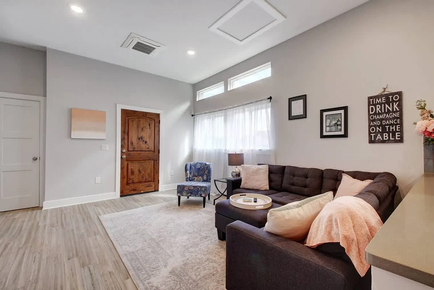 2 bed, 1.0 bath, 796 sqft, $2,723 — Photo 4