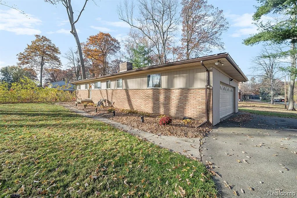 3 bed, 1.5 bath, 2000 sqft, $2,200 — Photo 3