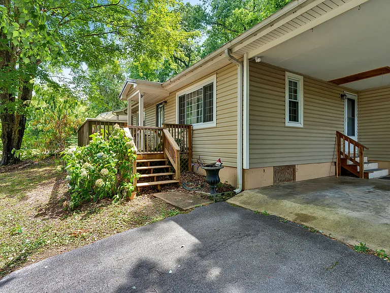 434 Lullwater Rd — Photo 2