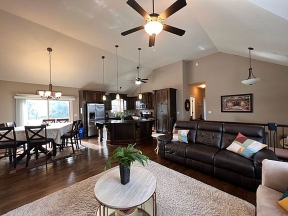 4th image of 120 SE Hanging Garden St