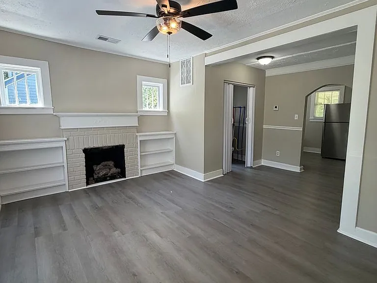 208 Linwood Dr — Photo 2