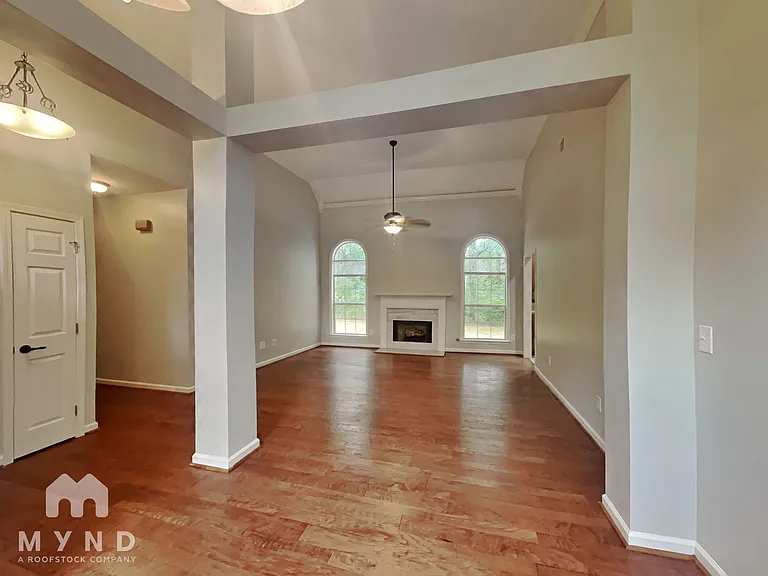 325 Shelby Forest Dr — Photo 2