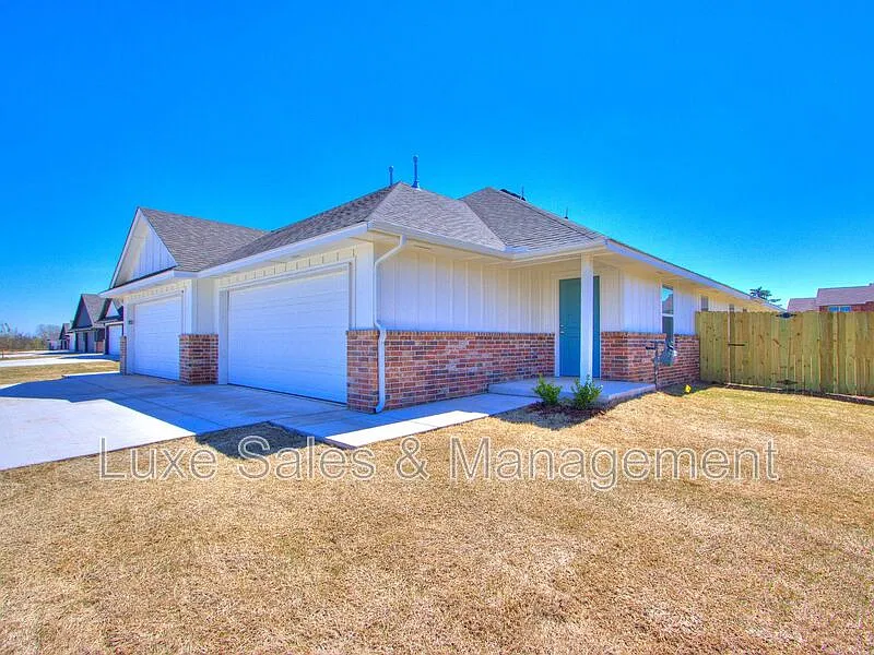 3 bed, 2.0 bath, 1200 sqft, $1,345 — Photo 2