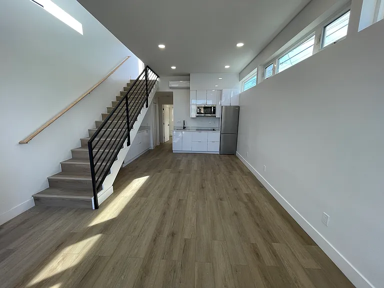 3231 Myrtle Ave — Photo 5