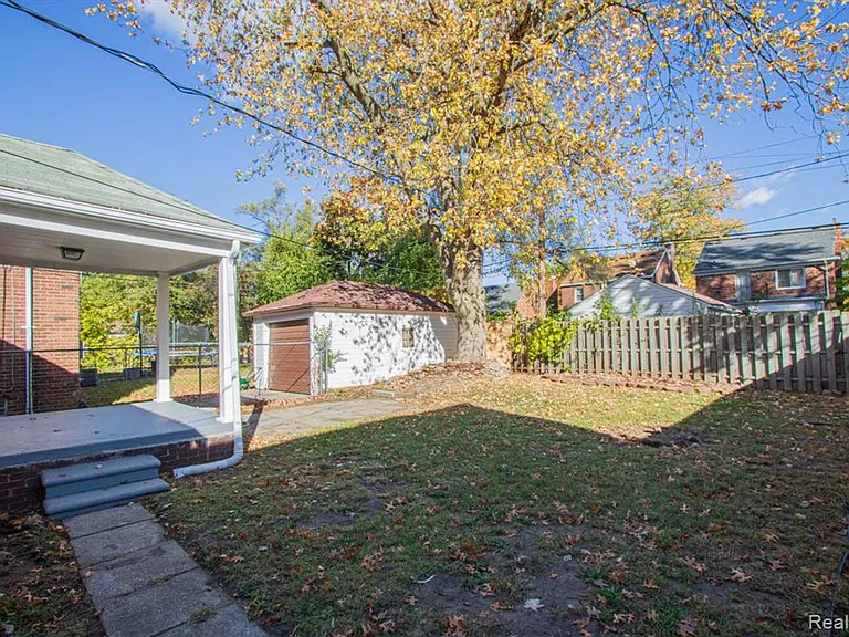 16896 Manor St — Photo 23