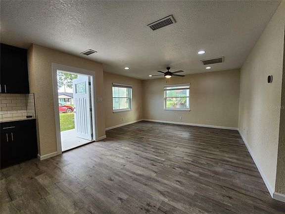 4th image of 724 Montana Ave