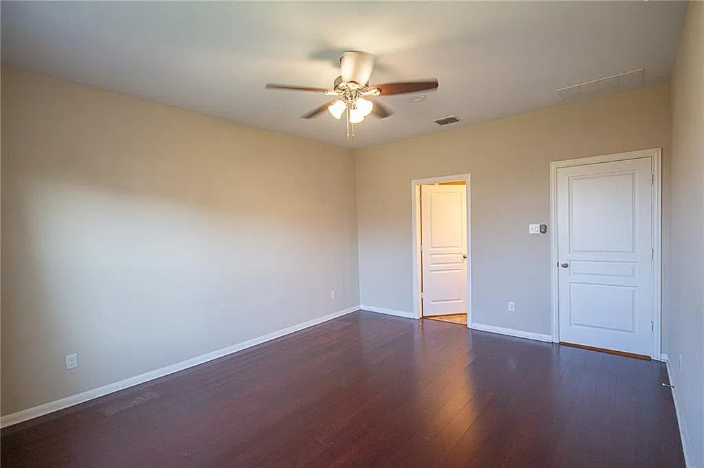 4 bed, 2.5 bath, 2500 sqft, $2,375 — Photo 4