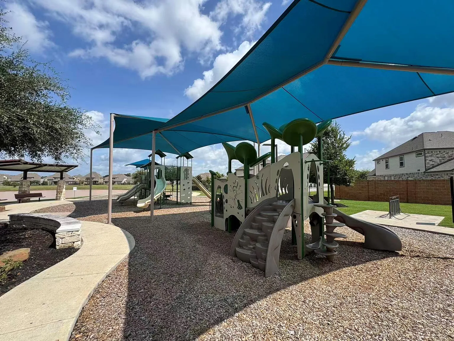 3 bed, 2.5 bath, 2462 sqft, $2,185 — Photo 3