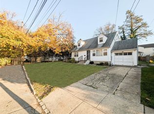 18 Iowa Rd, Great Neck, NY 11020