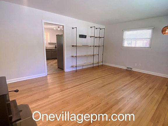 4th image of 907 W Carver St