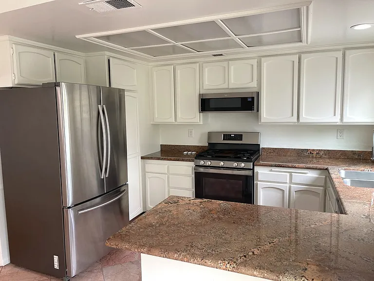 7100 Balboa Blvd #104 — Photo 4