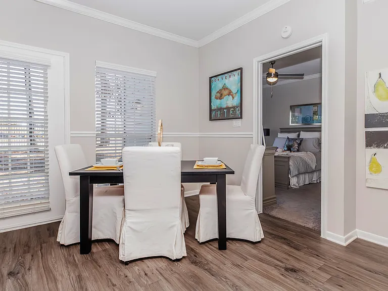 The Lakeview Apartmentss — Photo 11