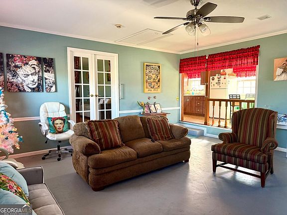 5th image of 824 E 3rd Ave