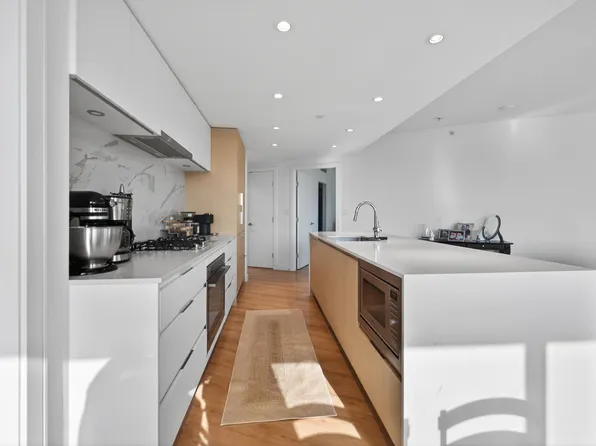 1500 Fern St #807, North Vancouver, BC V7J 0A9