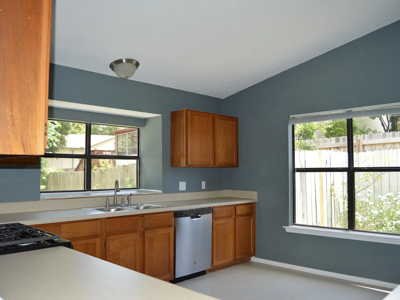 4 bed, 1860 sqft, $2,000 — Photo 2