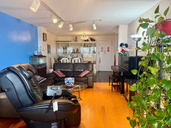 61-20 Grand Central Parkway image 4 of 19