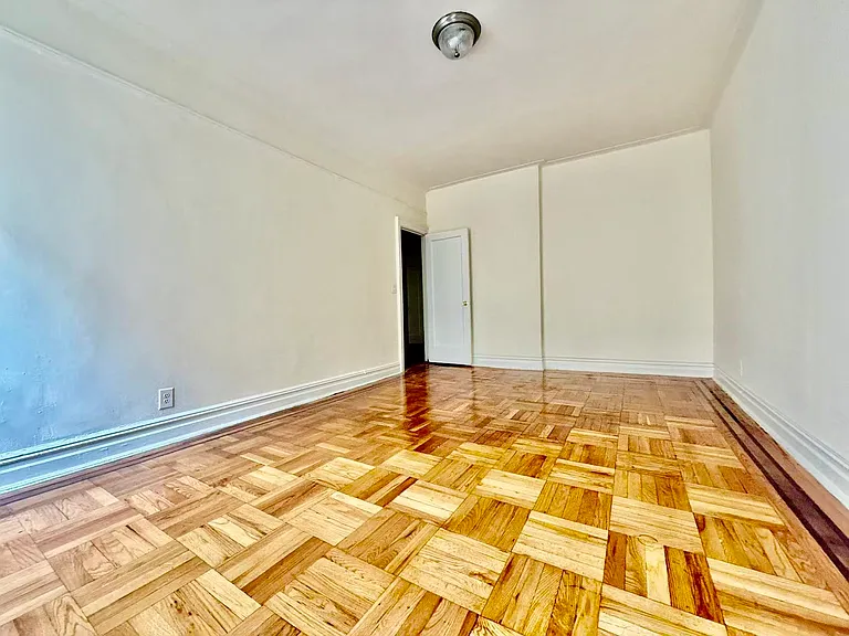 1402 W 4th St #D16 — Photo 5