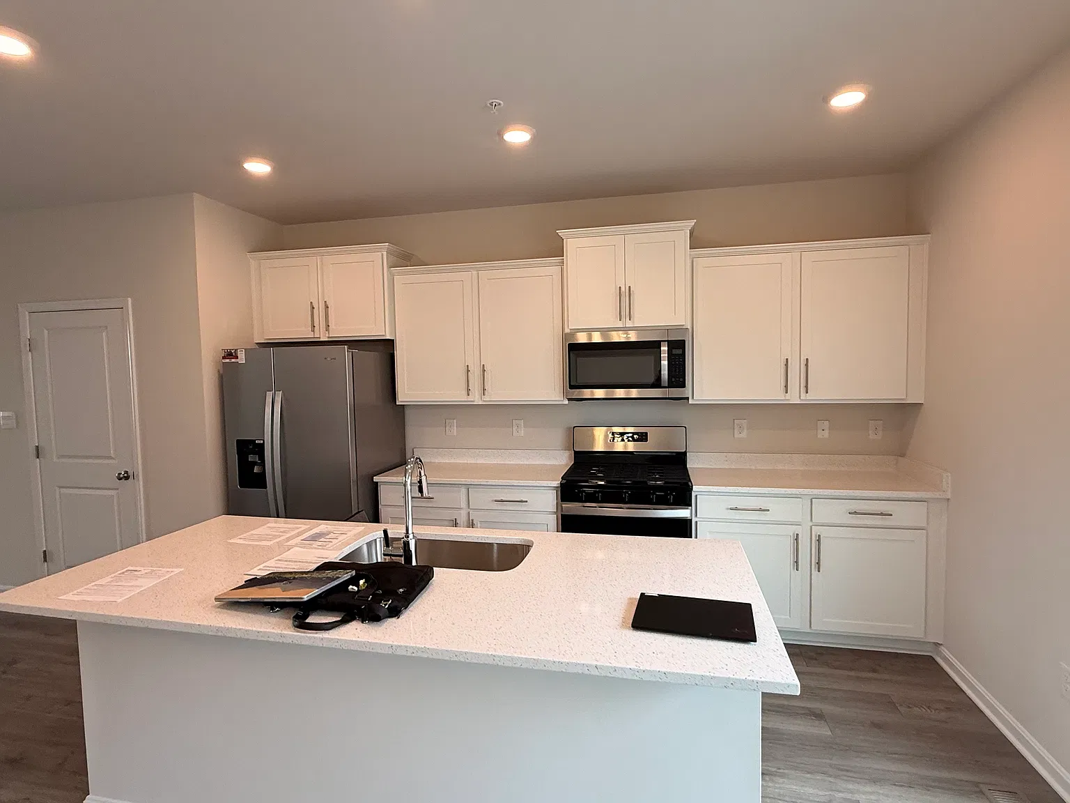 4 bed, 3.5 bath, 1962 sqft, $2,950 — Photo 2